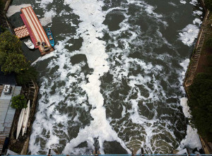 Limbah Busa Muncul di Pintu Air 3 Kanal Banjir Timur (KBT) Marunda