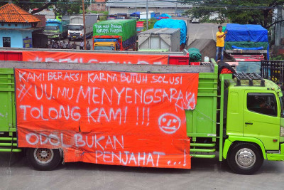 Aksi Unjuk Rasa Supir Truk di Kudus Tolak Aturan Over Dimension Over Load (ODOL)