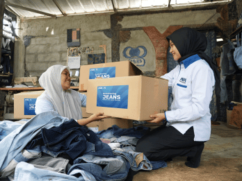 Enaknya Jadi Nasabah PNM, Jeans Decluttering Disulap Jadi Fashion Keren!