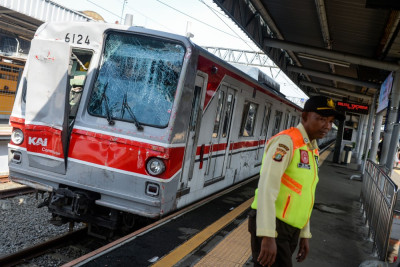 KRL Commuter Line Menabrak Truk di Tangerang
