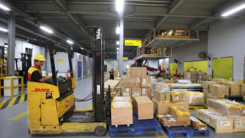 Geliat Logistik RI Prospektif, DHL Group Bidik Sektor Farmasi hingga EBT