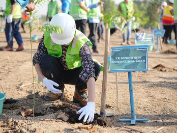 Green Mining, Bukit Asam (PTBA) Tanam Ratusan Pohon di Lahan Pascatambang