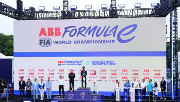 Pramono Beri Piala kepada Juara Formula E Jakarta 2025, Adik Prabowo Hadir