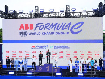 Pramono Beri Piala kepada Juara Formula E Jakarta 2025, Adik Prabowo Hadir
