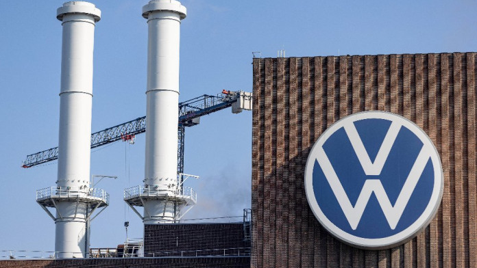 Volkswagen Serahkan Unit Perdana VW Kombi Listrik ID Buzz di Bandung