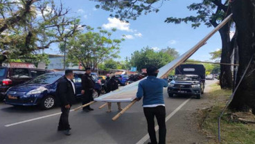 Pemko Batam Bongkar 457 Reklame Ilegal
