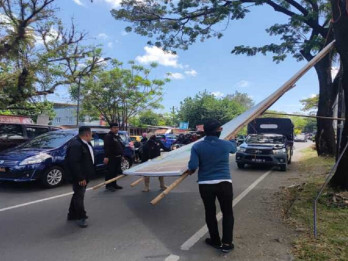 Pemko Batam Bongkar 457 Reklame Ilegal