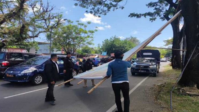 Pemko Batam Bongkar 457 Reklame Ilegal
