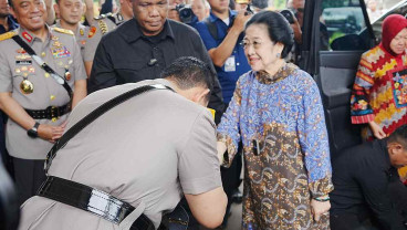 Momen Kapolri Listyo Sigit Cium Tangan Megawati saat Hadiri HUT ke-100 Istri Hoegeng
