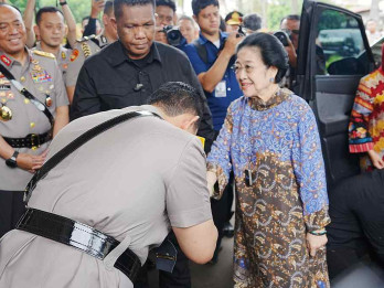Momen Kapolri Listyo Sigit Cium Tangan Megawati saat Hadiri HUT ke-100 Istri Hoegeng