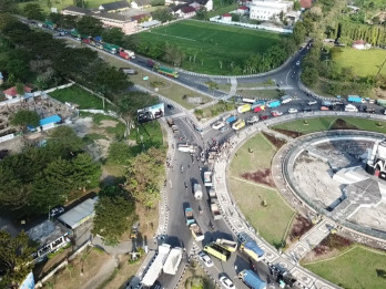 Demo Aturan Zero Odol, Ratusan Sopir Truk di Lombok Blokir Jalan