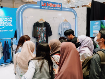 Kala Botol Plastik Disulap jadi Baju dan Sepatu
