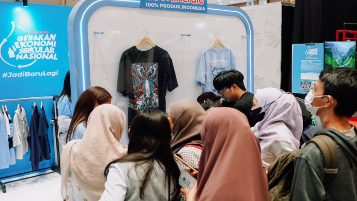 Kala Botol Plastik Disulap jadi Baju dan Sepatu