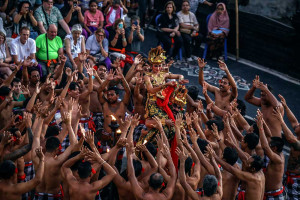 Pertunjukan Tari Kecak Uluwatu Khas Bali Masih Menjadi Daya Tarik Wisman