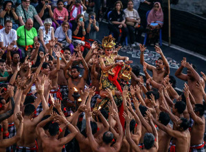 Pertunjukan Tari Kecak Uluwatu Khas Bali Masih Menjadi Daya Tarik Wisman