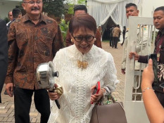 Momen Kocak Eks Menlu Retno Marsudi Pulang Bawa Panci di Nikahan Anak Pramono Anung