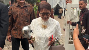 Momen Kocak Eks Menlu Retno Marsudi Pulang Bawa Panci di Nikahan Anak Pramono Anung
