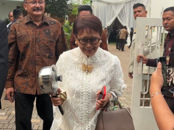 Momen Kocak Eks Menlu Retno Marsudi Pulang Bawa Panci di Nikahan Anak Pramono Anung