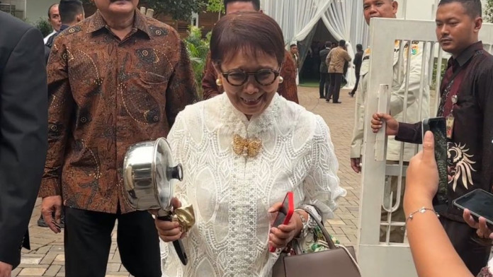 Momen Kocak Eks Menlu Retno Marsudi Pulang Bawa Panci di Nikahan Anak Pramono Anung