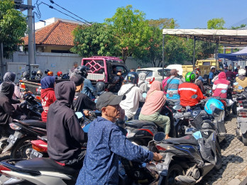 Antrean Masih Mengular di Samsat Sumber Jelang Akhir Program Pemutihan Pajak
