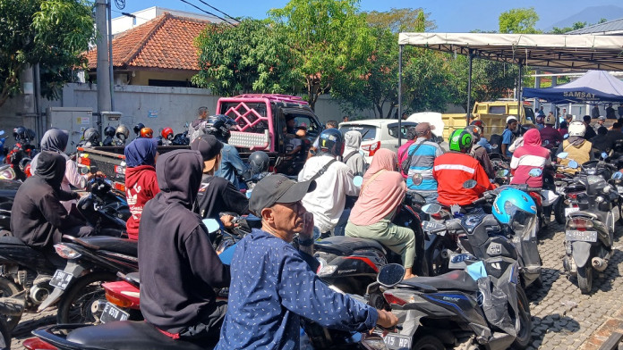 Antrean Masih Mengular di Samsat Sumber Jelang Akhir Program Pemutihan Pajak
