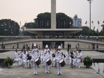 Momen Royal Marines Band Mainkan Lagu Beatles 'Yesterday' di Depan Pramono
