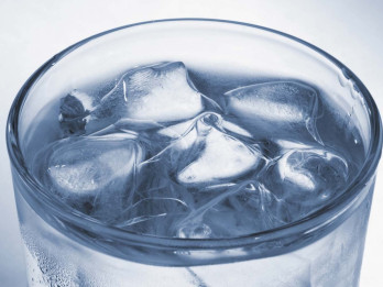 Apakah Minum Air Dingin Berbahaya untuk Kesehatan?