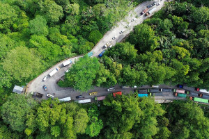 Kemacetan Panjang di Tanjakan Sitinjau Lauik Padang