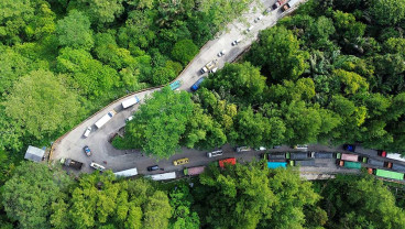 Kemacetan Panjang di Tanjakan Sitinjau Lauik Padang