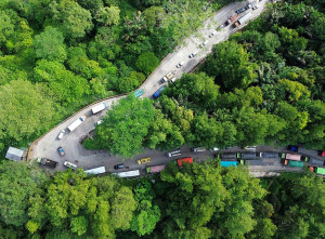 Kemacetan Panjang di Tanjakan Sitinjau Lauik Padang