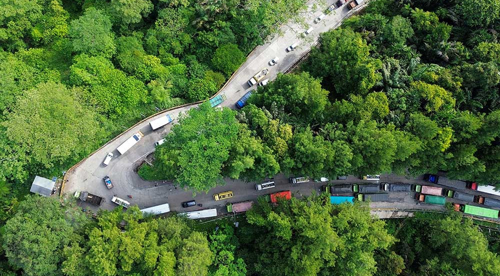 Kemacetan Panjang di Tanjakan Sitinjau Lauik Padang