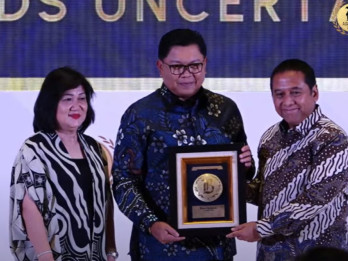 Dirut Bank Mandiri Darmawan Junaidi Raih CEO of The Year Bisnis Indonesia Awards 2025