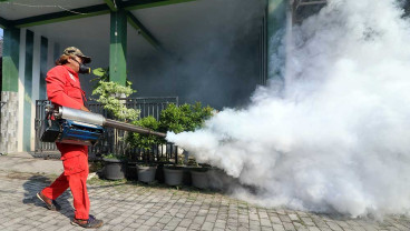 Cegah Penyebaran DBD, Dinas Kesehatan di Kediri Lakukan Pengasapan