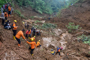 Tim SAR Lakukan Pencarian Petani yang Tertimbun Tanah Longsor di Tasikmalaya