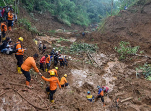Tim SAR Lakukan Pencarian Petani yang Tertimbun Tanah Longsor di Tasikmalaya