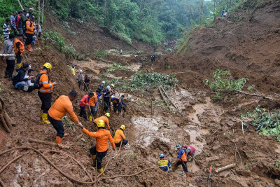 Tim SAR Lakukan Pencarian Petani yang Tertimbun Tanah Longsor di Tasikmalaya