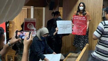 Koalisi Masyarakat Sipil Geruduk DPR Saat Raker Komisi X dengan Fadli Zon