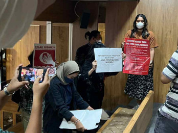 Koalisi Masyarakat Sipil Geruduk DPR Saat Raker Komisi X dengan Fadli Zon