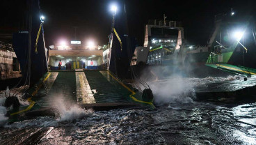 Pencarian Korban KMP Tunu Pratama Jaya Yang Tenggelam di Selat Bali