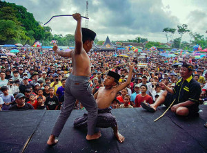 Keseruan Tradisi Ojung di Desa Nguter Lumajang