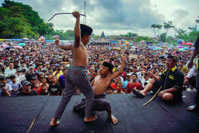 Keseruan Tradisi Ojung di Desa Nguter Lumajang