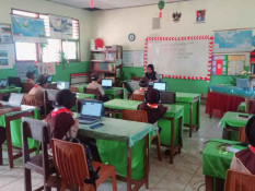 Potret Pelajar Memanfaatkan Starlink untuk Proses Belajar di Pelosok Desa di Dharmasraya Sumbar