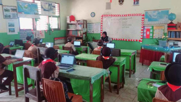 Potret Pelajar Memanfaatkan Starlink untuk Proses Belajar di Pelosok Desa di Dharmasraya Sumbar