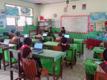 Potret Pelajar Memanfaatkan Starlink untuk Proses Belajar di Pelosok Desa di Dharmasraya Sumbar