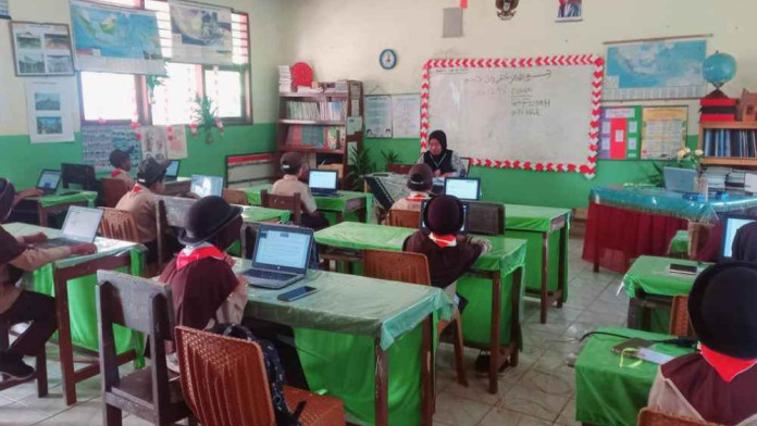 Potret Pelajar Memanfaatkan Starlink untuk Proses Belajar di Pelosok Desa di Dharmasraya Sumbar