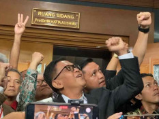 Momen Hasto Kepalkan Tangan dan Teriakkan Merdeka Usai Dituntut 7 Tahun Penjara