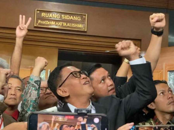 Momen Hasto Kepalkan Tangan dan Teriakkan Merdeka Usai Dituntut 7 Tahun Penjara