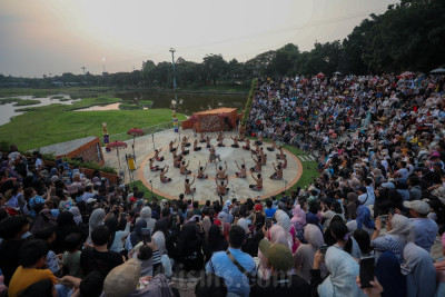 Tari Kecak Hibur Pengunjung Taman Mini Indonesia Indah
