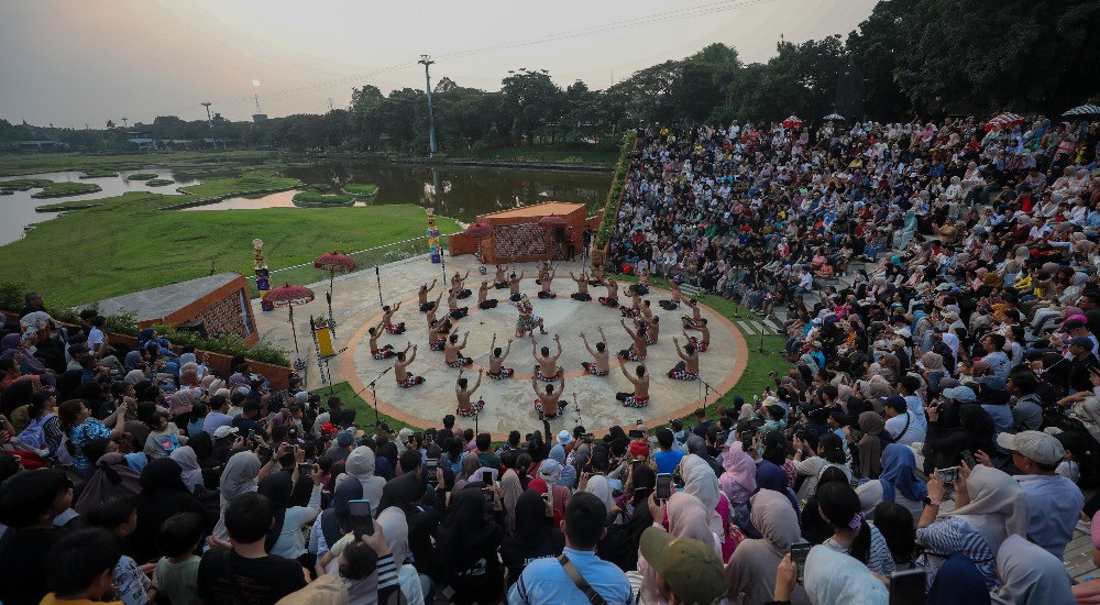 Tari Kecak Hibur Pengunjung Taman Mini Indonesia Indah