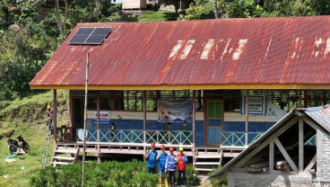 Gunakan Tenaga Surya, PLN Aliri Listrik Sekolah Terpencil di Mamuju